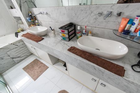 Casa à venda com 700m², 6 quartos e 7 vagasBanheiro da suíte 5