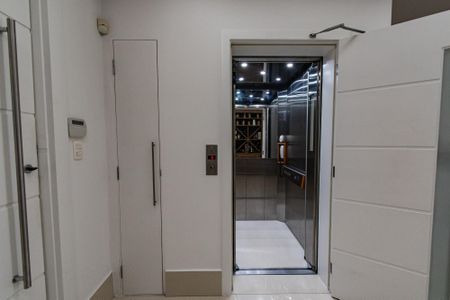 Casa à venda com 700m², 6 quartos e 7 vagasElevador