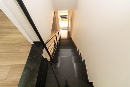 Casa de condomínio à venda com 65m², 2 quartos e 1 vaga Casa de condomínio à venda com 65m², 2 quartos e 1 vagaEscada