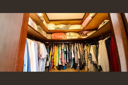 Casa à venda com 260m², 5 quartos e 2 vagas Casa à venda com 260m², 5 quartos e 2 vagasCloset da Suíte 1