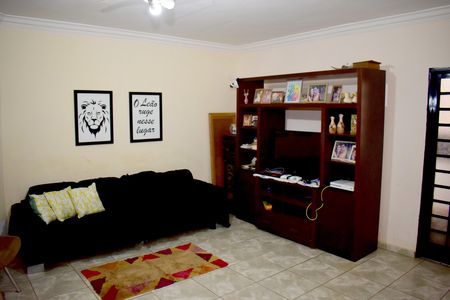 Casa para alugar com 183m², 3 quartos e 2 vagasSala