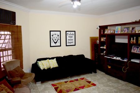Casa para alugar com 183m², 3 quartos e 2 vagasSala