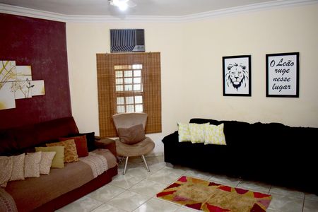 Casa para alugar com 183m², 3 quartos e 2 vagasSala