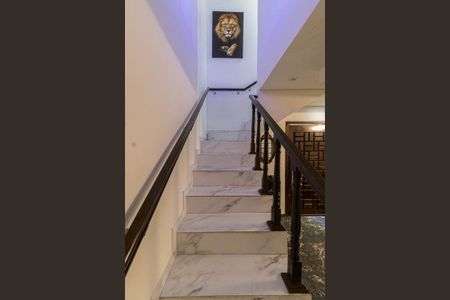 Casa para alugar com 364m², 4 quartos e 2 vagasEscada