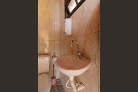 Casa para alugar com 364m², 4 quartos e 2 vagasBanheiro de Serviço