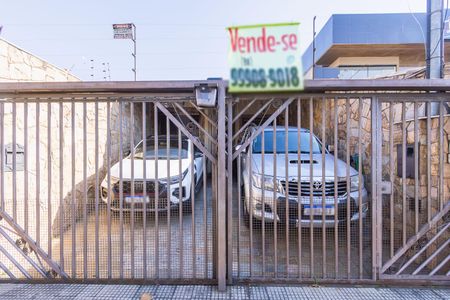 Casa à venda com 213m², 3 quartos e 2 vagas Casa à venda com 213m², 3 quartos e 2 vagasFachada