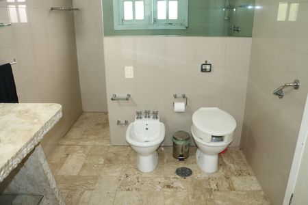 Casa de condomínio para alugar com 456m², 5 quartos e 8 vagasBanheiro da Suíte 3