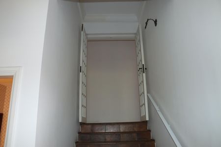 Casa de condomínio para alugar com 456m², 5 quartos e 8 vagasEscada