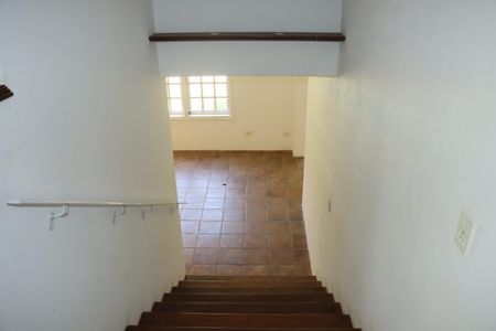 Casa de condomínio para alugar com 456m², 5 quartos e 8 vagasEscada