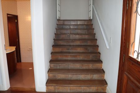 Casa de condomínio para alugar com 456m², 5 quartos e 8 vagasEscada