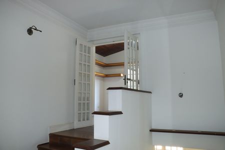 Casa de condomínio para alugar com 456m², 5 quartos e 8 vagasEscada