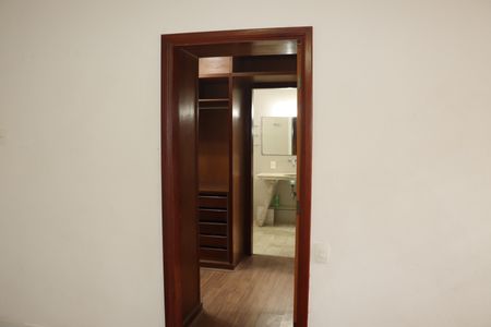 Casa de condomínio para alugar com 456m², 5 quartos e 8 vagasSuíte 3