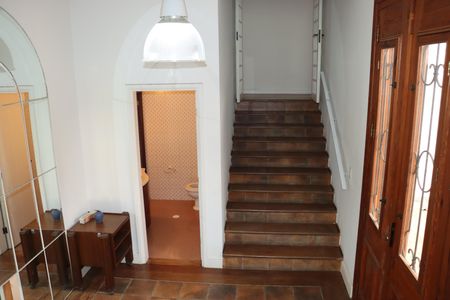 Casa de condomínio para alugar com 456m², 5 quartos e 8 vagasEscada