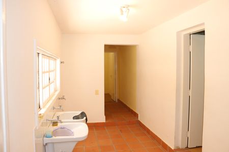 Casa de condomínio para alugar com 456m², 5 quartos e 8 vagasÁrea de Serviço