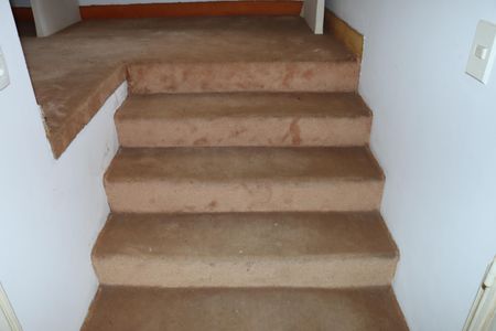 Casa de condomínio para alugar com 456m², 5 quartos e 8 vagasEscada