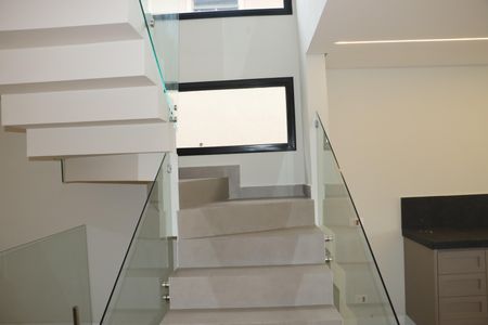 Casa de condomínio para alugar com 484m², 4 quartos e 3 vagasEscada