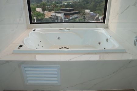 Casa de condomínio para alugar com 484m², 4 quartos e 3 vagasBanheiro da Suíte 1