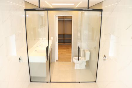 Casa de condomínio para alugar com 484m², 4 quartos e 3 vagasBanheiro da Suíte 1