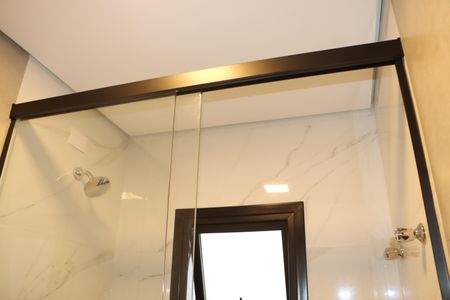 Casa de condomínio para alugar com 484m², 4 quartos e 3 vagasBanheiro da Suíte 2