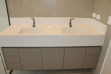 Casa de condomínio para alugar com 484m², 4 quartos e 3 vagasBanheiro da Suíte 1