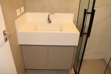 Casa de condomínio para alugar com 484m², 4 quartos e 3 vagasBanheiro da Suíte 4