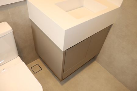 Casa de condomínio para alugar com 484m², 4 quartos e 3 vagasBanheiro da Suíte 3