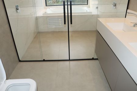 Casa de condomínio para alugar com 484m², 4 quartos e 3 vagasBanheiro da Suíte 1