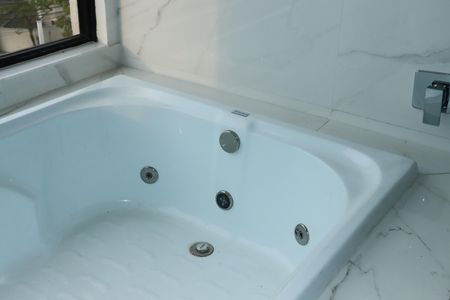 Casa de condomínio para alugar com 484m², 4 quartos e 3 vagasBanheiro da Suíte 1