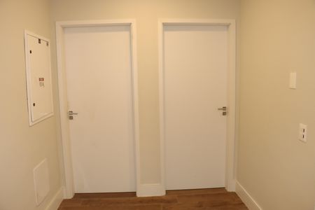 Casa de condomínio para alugar com 484m², 4 quartos e 3 vagasEscadaHall