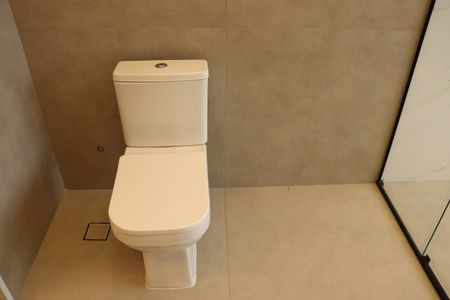 Casa de condomínio para alugar com 484m², 4 quartos e 3 vagasBanheiro da Suíte 1