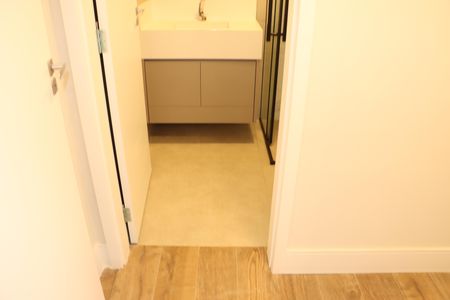 Casa de condomínio para alugar com 484m², 4 quartos e 3 vagasBanheiro da Suíte 4