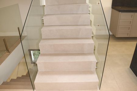 Casa de condomínio para alugar com 484m², 4 quartos e 3 vagasEscada