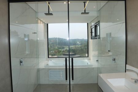 Casa de condomínio para alugar com 484m², 4 quartos e 3 vagasBanheiro da Suíte 1