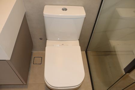 Casa de condomínio para alugar com 484m², 4 quartos e 3 vagasBanheiro da Suíte 2