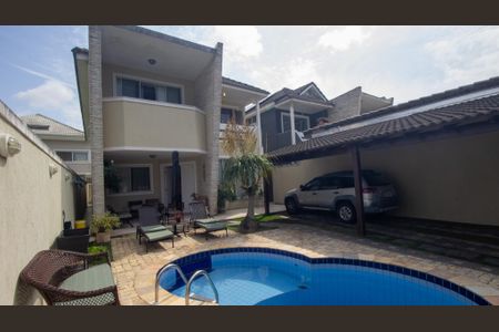 Casa de condomínio à venda com 250m², 4 quartos e 1 vagaQuintal
