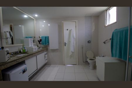 Casa de condomínio à venda com 250m², 4 quartos e 1 vagaBanheiro da Suíte 1