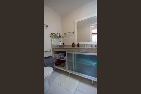 Casa de condomínio à venda com 250m², 4 quartos e 1 vagaBanheiro da Suíte 2