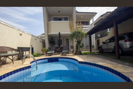 Casa de condomínio à venda com 250m², 4 quartos e 1 vagaQuintal