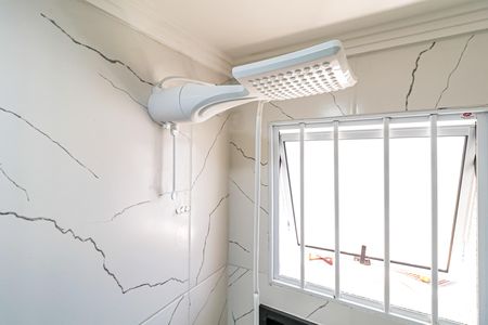 Banheiro Social de kitnet/studio para alugar com 1 quarto, 12m² em Vila Morse, São Paulo