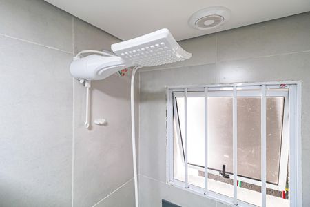 Banheiro de kitnet/studio para alugar com 1 quarto, 18m² em Vila Morse, São Paulo