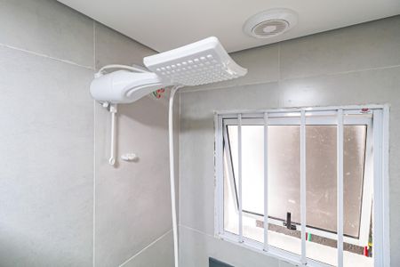 Banheiro de kitnet/studio para alugar com 1 quarto, 18m² em Vila Morse, São Paulo