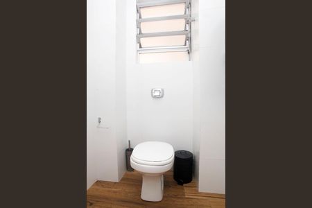 Banheiro Social de kitnet/studio para alugar com 1 quarto, 27m² em Centro Histórico, Porto Alegre