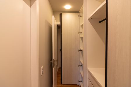 Apartamento à venda com 200m², 3 quartos e 3 vagas Apartamento à venda com 200m², 3 quartos e 3 vagasCloset da suíte