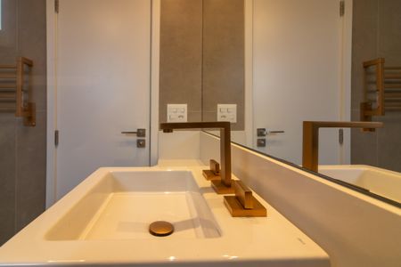 Apartamento à venda com 200m², 3 quartos e 3 vagas Apartamento à venda com 200m², 3 quartos e 3 vagasBanheiro da Suíte