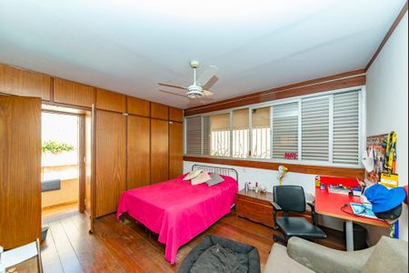 Casa à venda com 355m², 4 quartos e 3 vagasSuíte 2