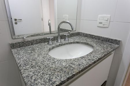Apartamento à venda com 74m², 2 quartos e 2 vagasBanheiro da Suíte