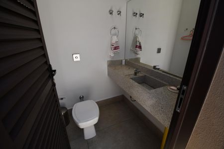 Casa de condomínio à venda com 380m², 3 quartos e 4 vagasBanheiro de serviço