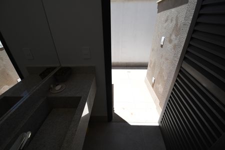 Casa de condomínio à venda com 380m², 3 quartos e 4 vagasBanheiro de serviço