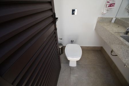 Casa de condomínio à venda com 380m², 3 quartos e 4 vagasBanheiro de serviço