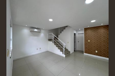 Casa de condomínio à venda com 315m², 4 quartos e 4 vagasSala